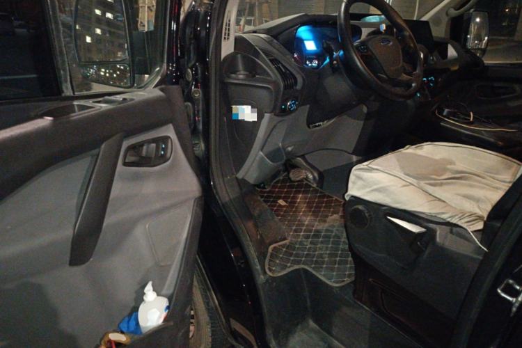 Used Ford Transit 2022 2.0T Gasoline Automatic Multi-Function Commercial Vehicle Mid-axle Low-Roof Design with Dual Rear Doors Meeting China VI Emission Standards Driver Seat