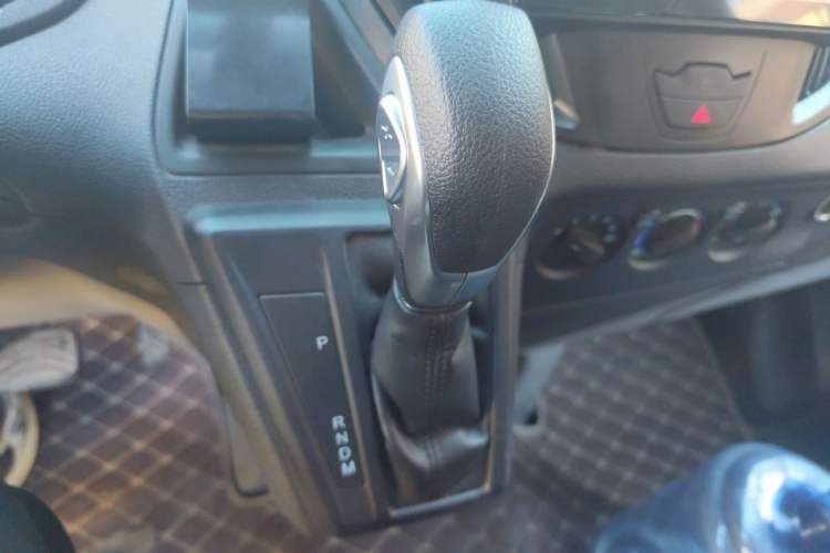 Used Ford Transit 2022 2.0T Gasoline Automatic Multi-Function Commercial Vehicle Mid-axle Low-Roof Design with Dual Rear Doors Meeting China VI Emission Standards Gear Lever