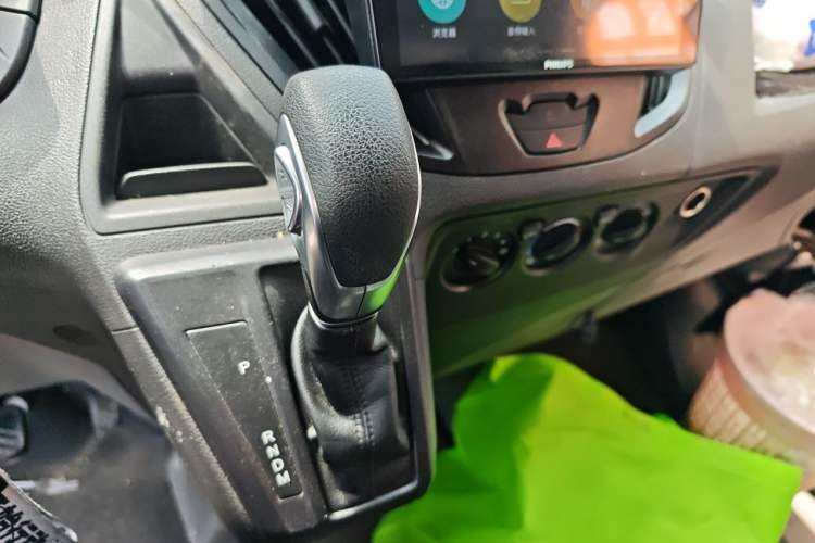 Used Ford Transit 2022 2.0T Gasoline Automatic Multi-Function Commercial Vehicle Mid-axle Low-Roof Design with Dual Rear Doors Meeting China VI Emission Standards Gear Lever