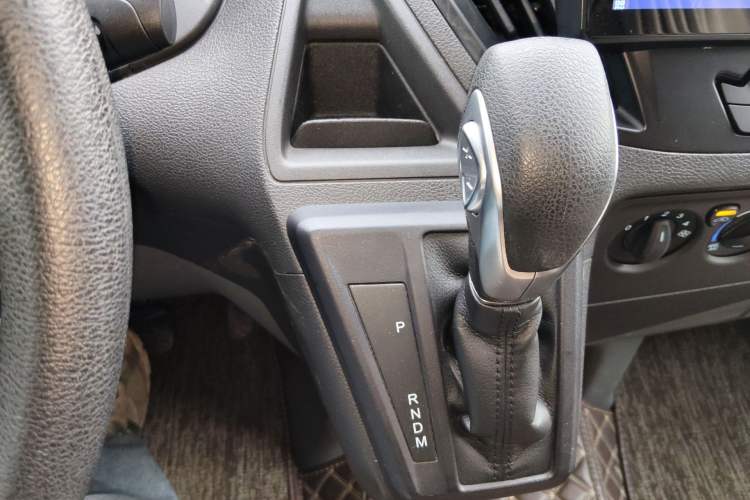 Used Ford Transit 2022 2.0T Gasoline Automatic Multi-Function Commercial Vehicle Mid-axle Low-Roof Design with Dual Rear Doors Meeting China VI Emission Standards Gear Lever