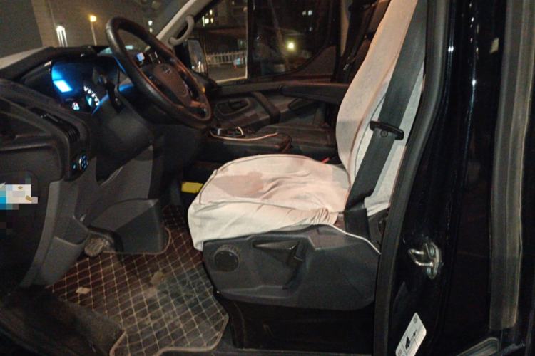 Used Ford Transit 2022 2.0T Gasoline Automatic Multi-Function Commercial Vehicle Mid-axle Low-Roof Design with Dual Rear Doors Meeting China VI Emission Standards Left Front Seat