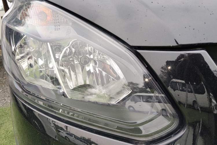 Used Ford Transit 2022 2.0T Gasoline Automatic Multi-Function Commercial Vehicle Mid-axle Low-Roof Design with Dual Rear Doors Meeting China VI Emission Standards Right Front Headlight