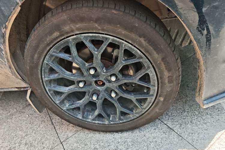 Used Ford Transit 2022 2.0T Gasoline Automatic Multi-Function Commercial Vehicle Mid-axle Low-Roof Design with Dual Rear Doors Meeting China VI Emission Standards Right Front Wheel Hub