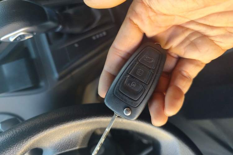 Used Ford Transit 2022 2.0T Gasoline Automatic Multi-Function Commercial Vehicle Mid-axle Low-Roof Design with Dual Rear Doors Meeting China VI Emission Standards Vehicle Key