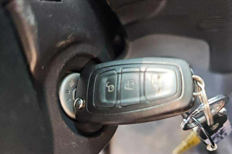 Used Ford Transit 2022 2.0T Gasoline Automatic Multi-Function Commercial Vehicle Mid-axle Low-Roof Design with Dual Rear Doors Meeting China VI Emission Standards Vehicle Key