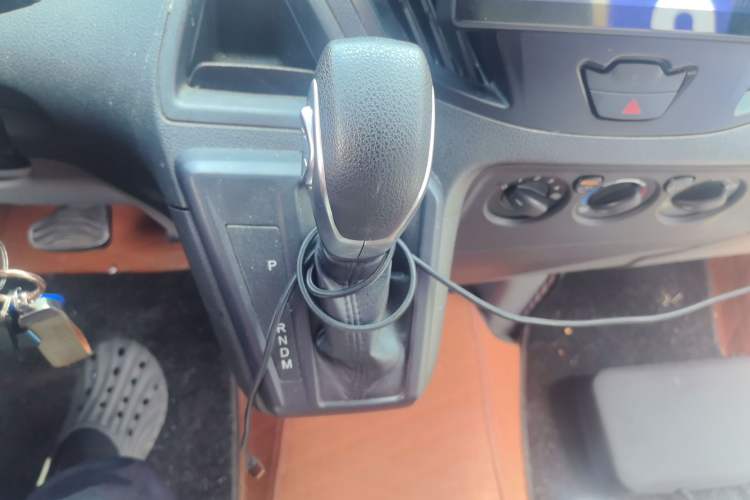 Used Ford Transit 2022 2.0T Gasoline Automatic Multi-Function Commercial Vehicle Mid-axle Low-Roof Design with Dual Rear Doors Meeting China VI Emission Standards Gear Lever