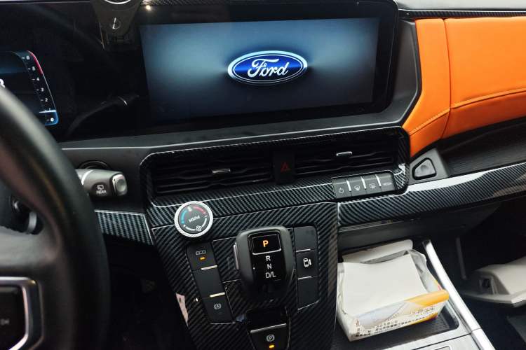 Used Ford Transit 2023 2.0T Diesel Automatic Commercial & Travel Version Mid-axle Low-roof Design 7/8/9-Seater Audio And AC Panel