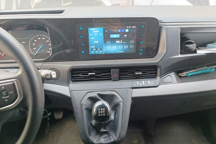 Used Ford Transit 2023 2.0T Diesel Manual Multifunction Commercial Vehicle Mid-axle Mid-roof 5/6 Seats Audio And AC Panel
