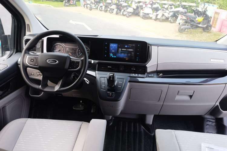 Used Ford Transit 2023 2.0T Gasoline Automatic Business & Travel Model Mid-axle Low-roof Design 7/8/9-Seater Center Console