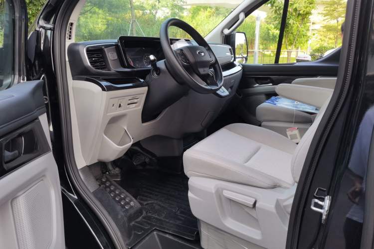 Used Ford Transit 2023 2.0T Gasoline Automatic Business & Travel Model Mid-axle Low-roof Design 7/8/9-Seater Driver Seat