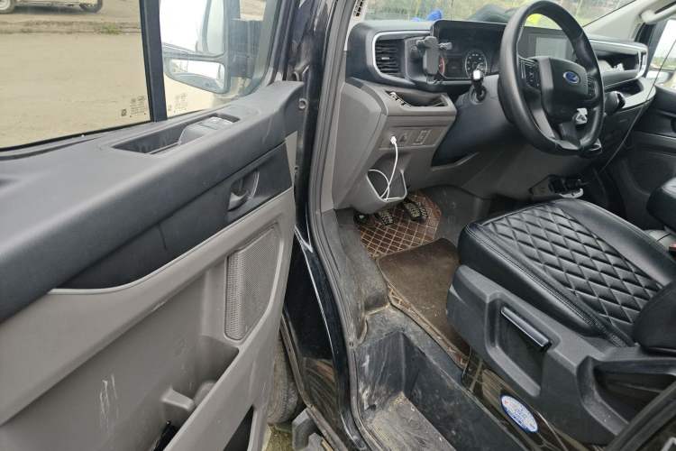 Used Ford Transit 2023 2.0T Diesel Manual Multifunction Commercial Vehicle Short Wheelbase Low Roof 5/6 Seats Driver Seat