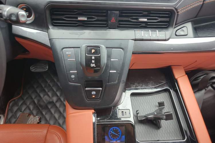 Used Ford Transit 2023 2.0T Gasoline Automatic Business & Travel Model Mid-axle Low-roof Design 7/8/9-Seater Gear Lever