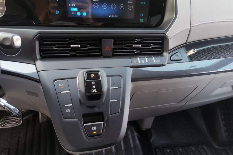 Used Ford Transit 2023 2.0T Gasoline Automatic Business & Travel Model Mid-axle Low-roof Design 7/8/9-Seater Gear Lever