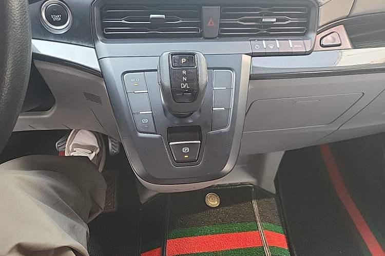 Used Ford Transit 2023 2.0T Diesel Automatic Commercial & Travel Model Mid-axle Medium Roof 7/8/9-Seater Gear Lever