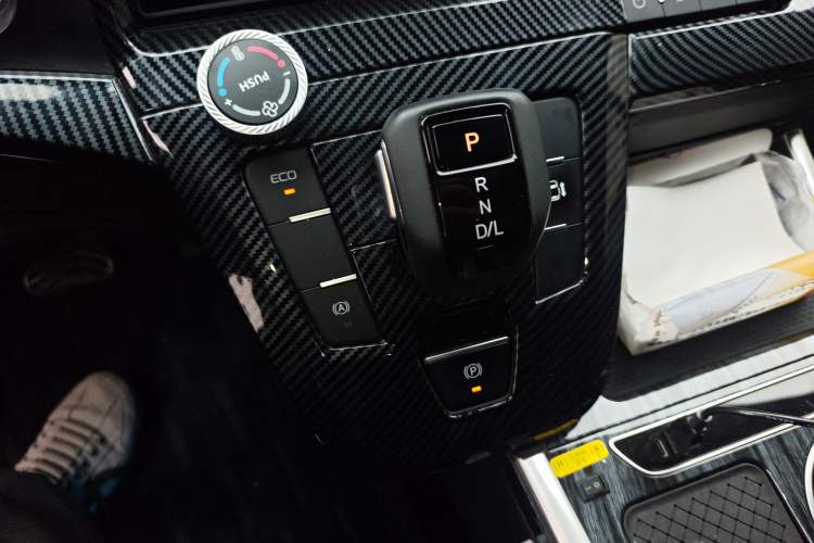 Used Ford Transit 2023 2.0T Diesel Automatic Commercial & Travel Version Mid-axle Low-roof Design 7/8/9-Seater Gear Lever