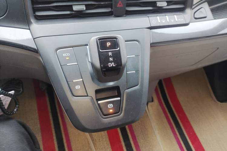 Used Ford Transit 2023 2.0T Diesel Automatic Commercial & Travel Version Mid-axle Low-roof Design 7/8/9-Seater Gear Lever