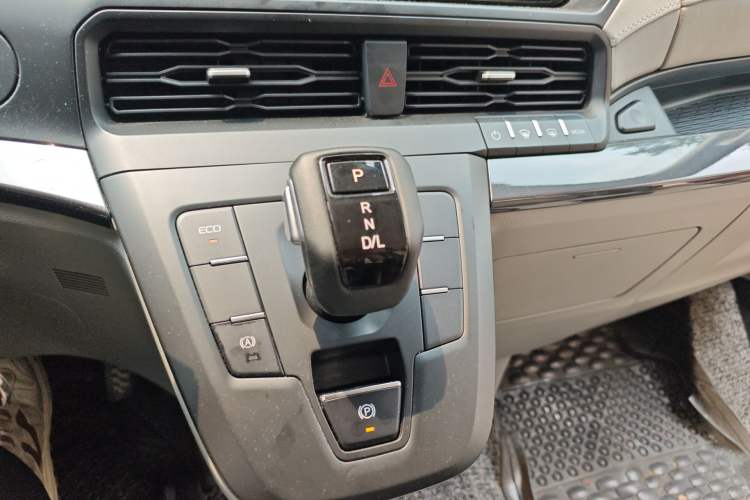 Used Ford Transit 2023 2.0T Diesel Automatic Commercial Van Short Wheelbase Low Roof—7/8/9-Seater Gear Lever