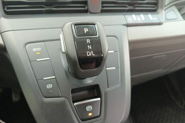 Used Ford Transit 2023 2.0T Diesel Automatic Multi-Purpose Commercial Vehicle Mid-Frame Mid-Roof 5/6 Seats Gear Lever
