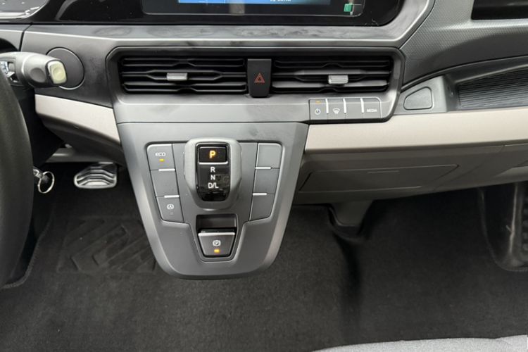 Used Ford Transit 2023 2.0T Diesel Automatic Multi-Function Commercial Vehicle Mid-Axle Low-Roof Design 5/6 Seats Gear Lever
