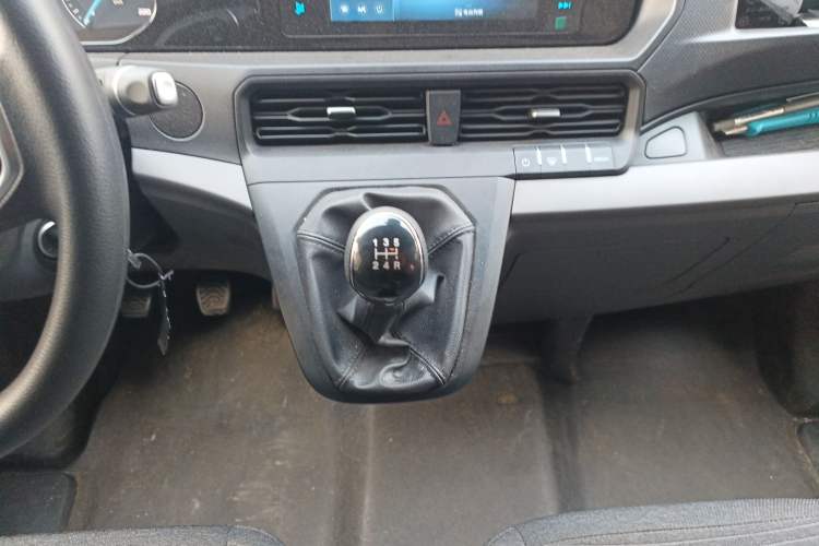 Used Ford Transit 2023 2.0T Diesel Manual Multifunction Commercial Vehicle Mid-axle Mid-roof 5/6 Seats Gear Lever