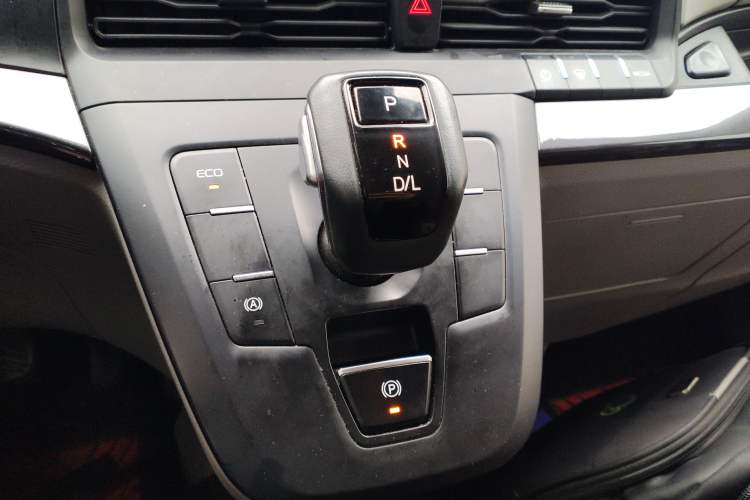 Used Ford Transit 2023 2.0T Gasoline Automatic Business & Travel Model Mid-axle Medium Roof 7/8/9-Seater Gear Lever