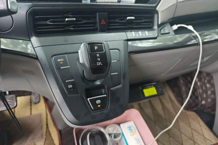 Used Ford Transit 2023 2.0T Diesel Automatic Commercial Van Short Wheelbase Low Roof—7/8/9-Seater Gear Lever