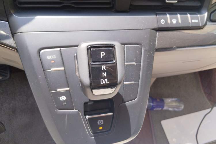 Used Ford Transit 2023 2.0T Diesel Automatic Commercial & Travel Version Mid-axle Low-roof Design 7/8/9-Seater Gear Lever