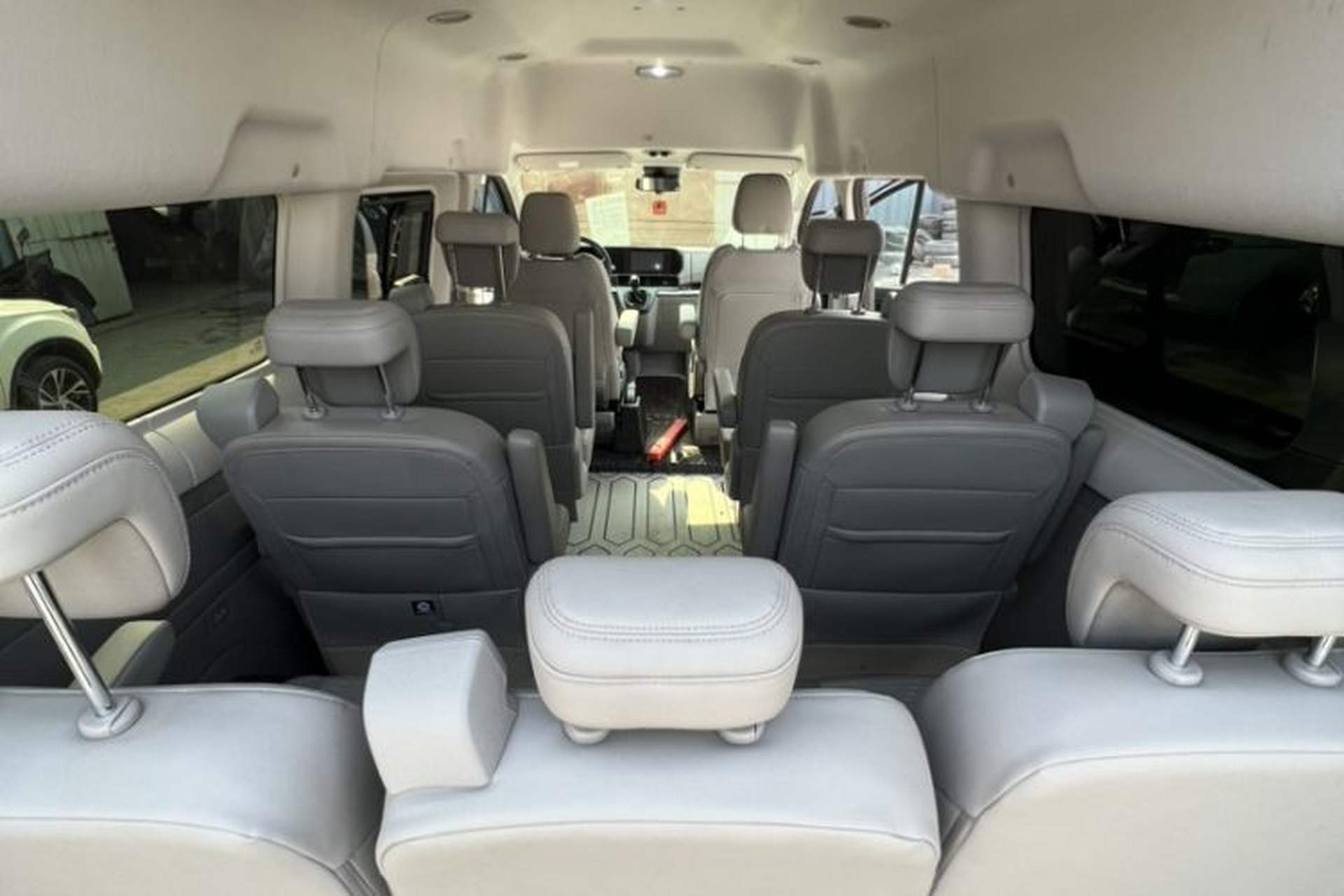 Used Ford Transit 2023 2.0T Diesel Manual Commercial & Travel Version Mid-axle Medium Roof 7/8/9-Seater Interior 1