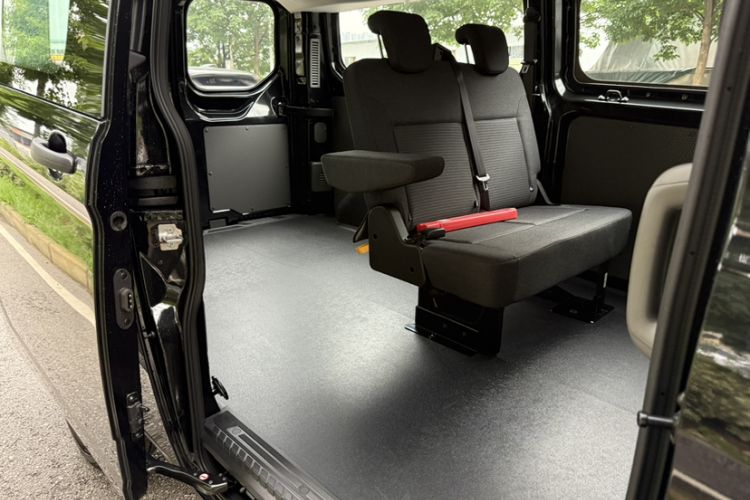 Used Ford Transit 2023 2.0T Diesel Automatic Multi-Function Commercial Vehicle Mid-Axle Low-Roof Design 5/6 Seats Interior 4