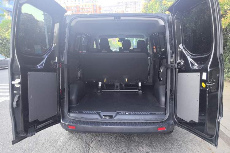 Used Ford Transit 2023 2.0T Diesel Automatic Multi-Function Commercial Vehicle Short Wheelbase Low Roof 5/6 Seats Interior 7