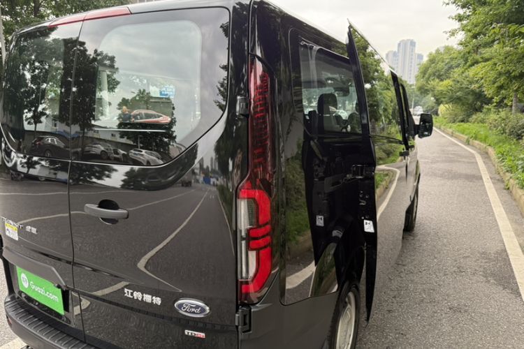 Used Ford Transit 2023 2.0T Diesel Automatic Multi-Function Commercial Vehicle Mid-Axle Low-Roof Design 5/6 Seats Interior 9