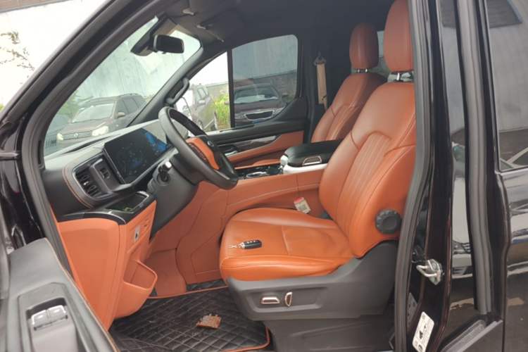 Used Ford Transit 2023 2.0T Gasoline Automatic Business & Travel Model Mid-axle Low-roof Design 7/8/9-Seater Left Front Seat
