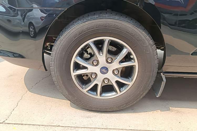 Used Ford Transit 2023 2.0T Diesel Automatic Commercial & Travel Version Mid-axle Low-roof Design 7/8/9-Seater Left Front Wheel Hub