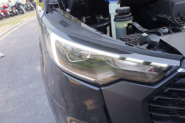 Used Ford Transit 2023 2.0T Gasoline Automatic Business & Travel Model Mid-axle Low-roof Design 7/8/9-Seater Right Front Headlight
