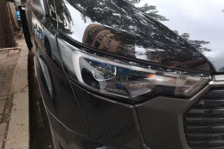 Used Ford Transit 2023 2.0T Diesel Automatic Commercial & Travel Model Mid-axle Medium Roof 7/8/9-Seater Right Front Headlight