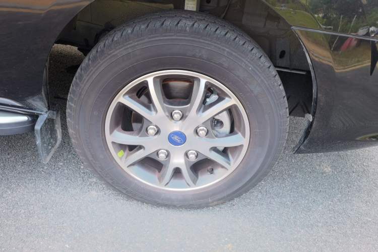 Used Ford Transit 2023 2.0T Gasoline Automatic Business & Travel Model Mid-axle Low-roof Design 7/8/9-Seater Right Front Wheel Hub