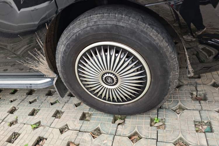 Used Ford Transit 2023 2.0T Diesel Automatic Commercial Van Short Wheelbase Low Roof—7/8/9-Seater Right Front Wheel Hub