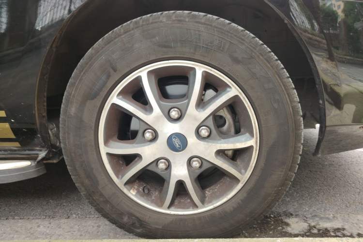Used Ford Transit 2023 2.0T Gasoline Automatic Business & Travel Model Mid-axle Low-roof Design 7/8/9-Seater Right Front Wheel Hub