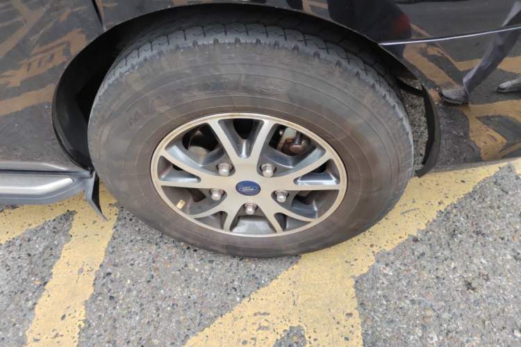 Used Ford Transit 2023 2.0T Diesel Automatic Commercial & Travel Version Mid-axle Low-roof Design 7/8/9-Seater Right Front Wheel Hub