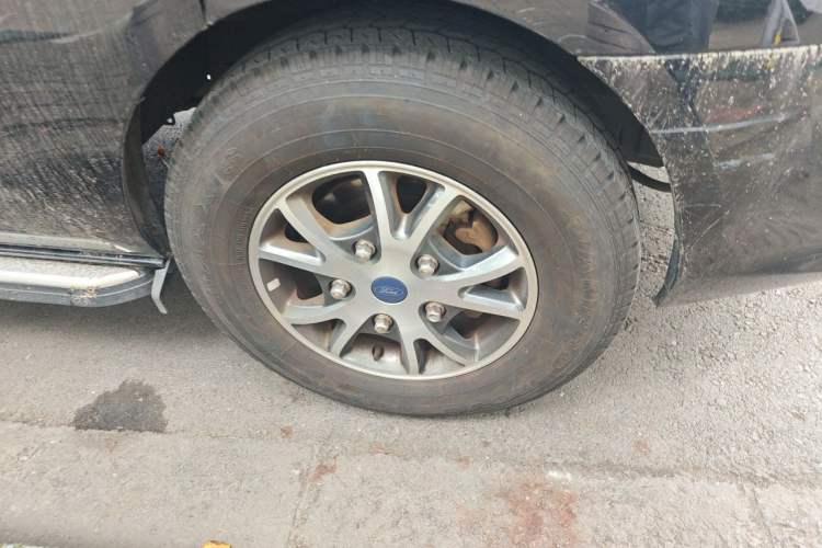 Used Ford Transit 2023 2.0T Diesel Automatic Commercial Van Short Wheelbase Low Roof—7/8/9-Seater Right Front Wheel Hub