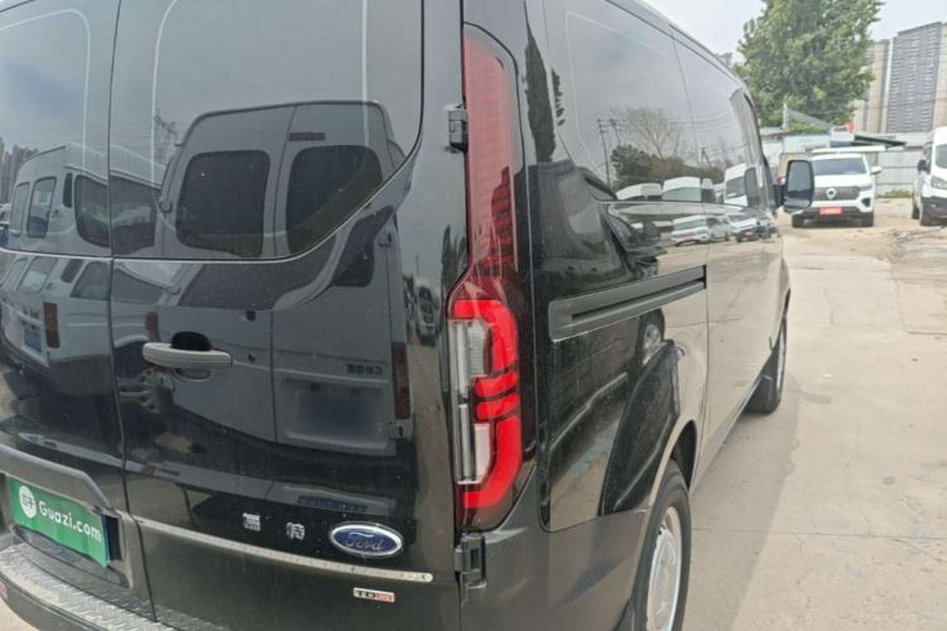 Used Ford Transit 2023 2.0T Diesel Automatic Multi-Function Commercial Vehicle Short Wheelbase Low Roof 5/6 Seats Right Rear Taillight