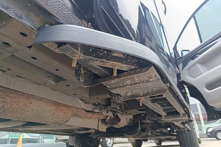 Used Ford Transit 2023 2.0T Diesel Automatic Commercial & Travel Version Mid-axle Low-roof Design 7/8/9-Seater Right Side Sill