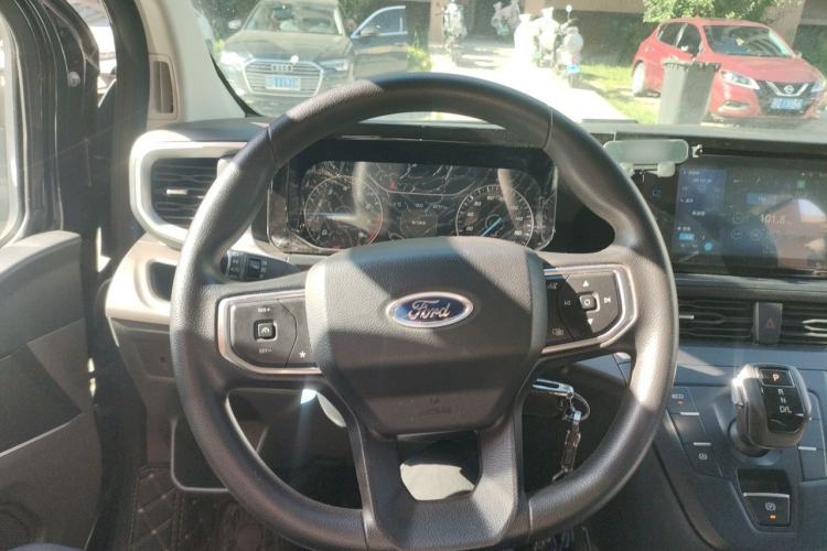 Used Ford Transit 2023 2.0T Gasoline Automatic Multi-Function Commercial Vehicle Short Wheelbase Low Roof 5/6 Seats Steering Wheel