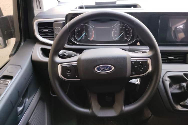Used Ford Transit 2023 2.0T Diesel Manual Multifunction Commercial Vehicle Short Wheelbase Mid-Roof Design 5/6 Seats Steering Wheel