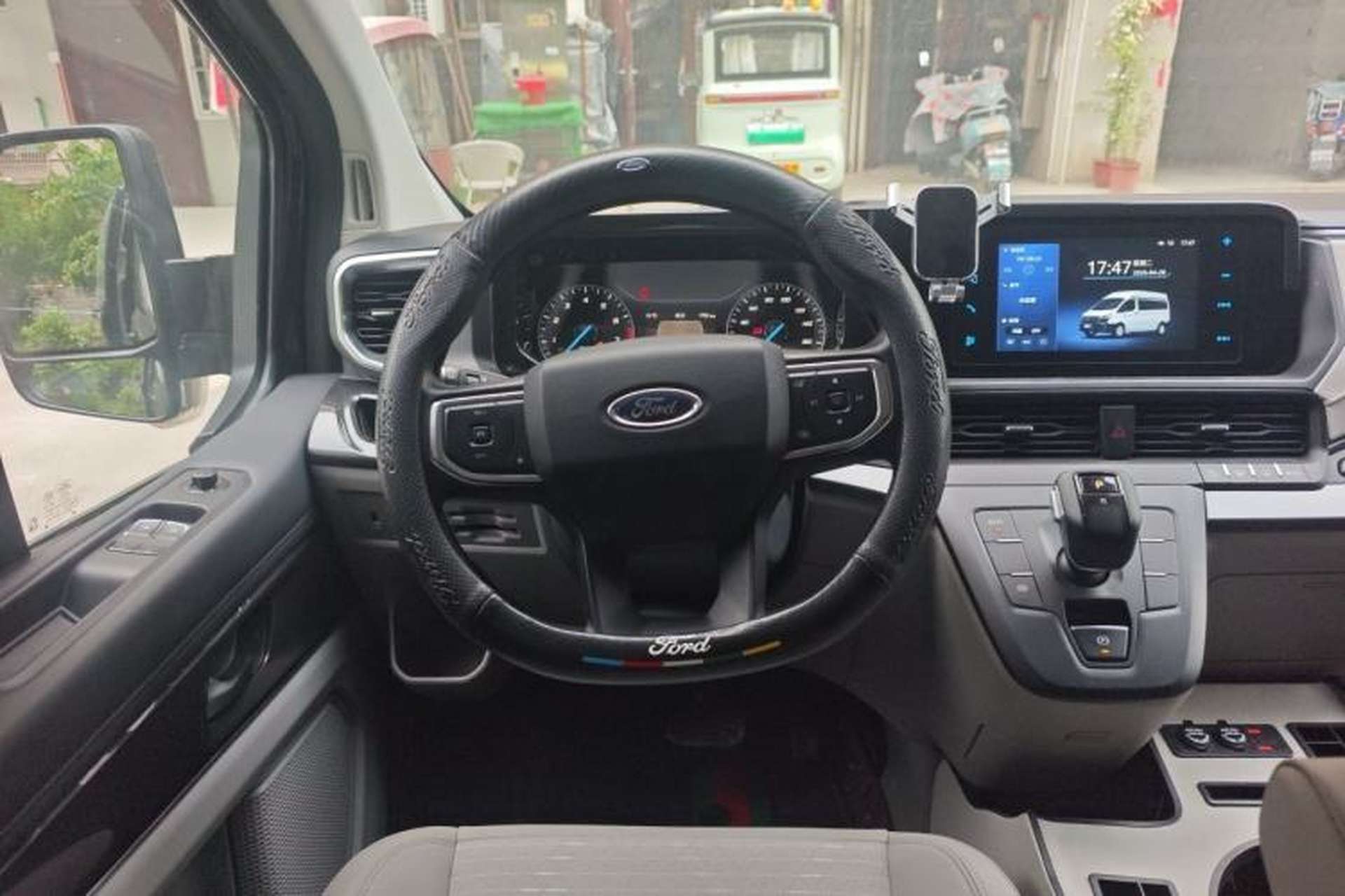 Used Ford Transit 2023 2.0T Gasoline Automatic Business & Travel Short Wheelbase Low-Roof 7/8/9-Seater Steering Wheel