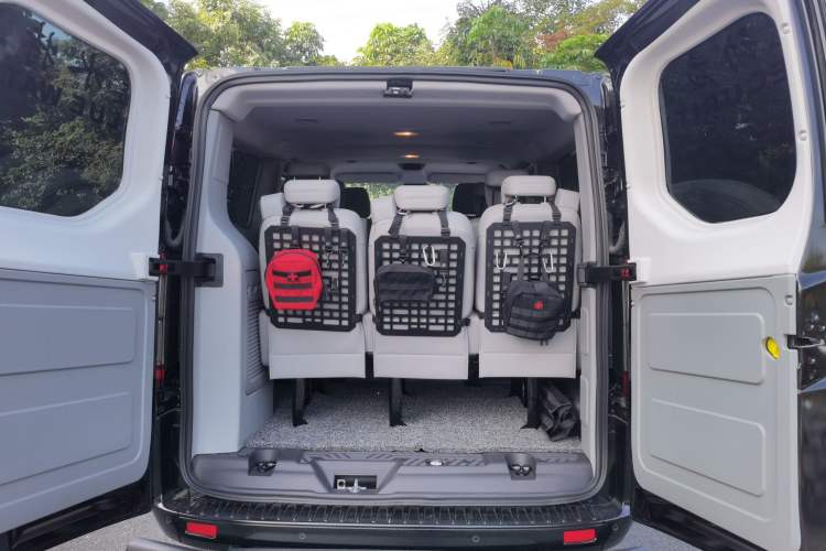 Used Ford Transit 2023 2.0T Gasoline Automatic Business & Travel Model Mid-axle Low-roof Design 7/8/9-Seater Trunk