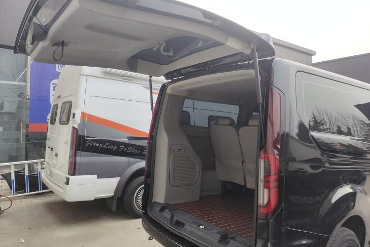 Used Ford Transit 2023 2.0T Diesel Automatic Commercial & Travel Version Mid-axle Low-roof Design 7/8/9-Seater Trunk