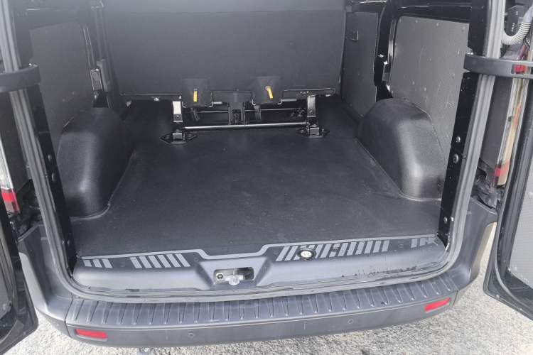 Used Ford Transit 2023 2.0T Diesel Automatic Multi-Function Commercial Vehicle Short Wheelbase Low Roof 5/6 Seats Trunk