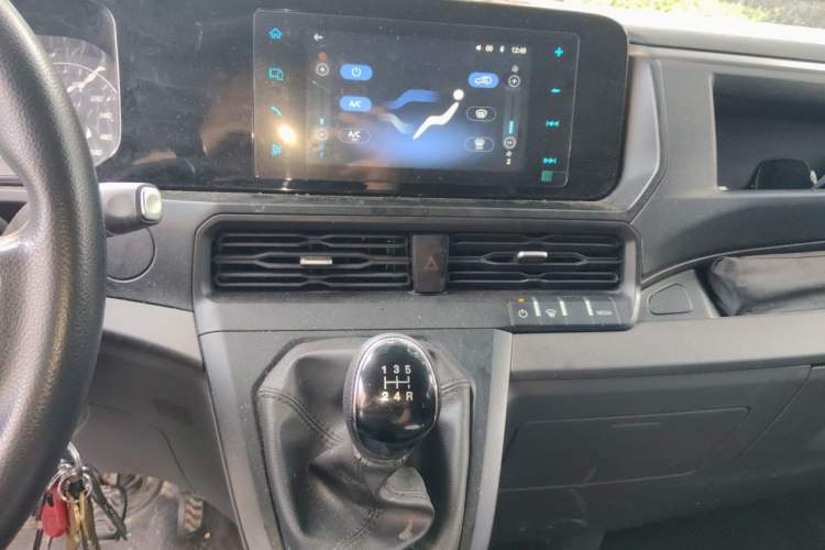 Used Ford Transit 2023 2.0T Diesel Manual Commercial & Travel Version Mid-axle Medium Roof 7/8/9-Seater Audio And AC Panel