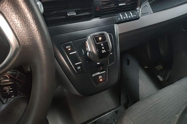 Used Ford Transit 2023 2.0T Gasoline Automatic Multi-Function Commercial Vehicle Short Wheelbase Mid-Roof Design 5/6 Seats Gear Lever